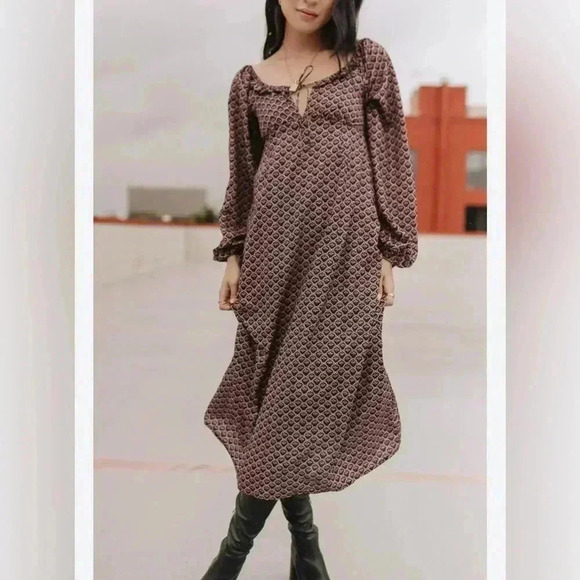 BOHME Large LAYNE PRINTED MIDI DRESS 
Long Sleeves Elastic
Smocked Back - Picture 2 of 8